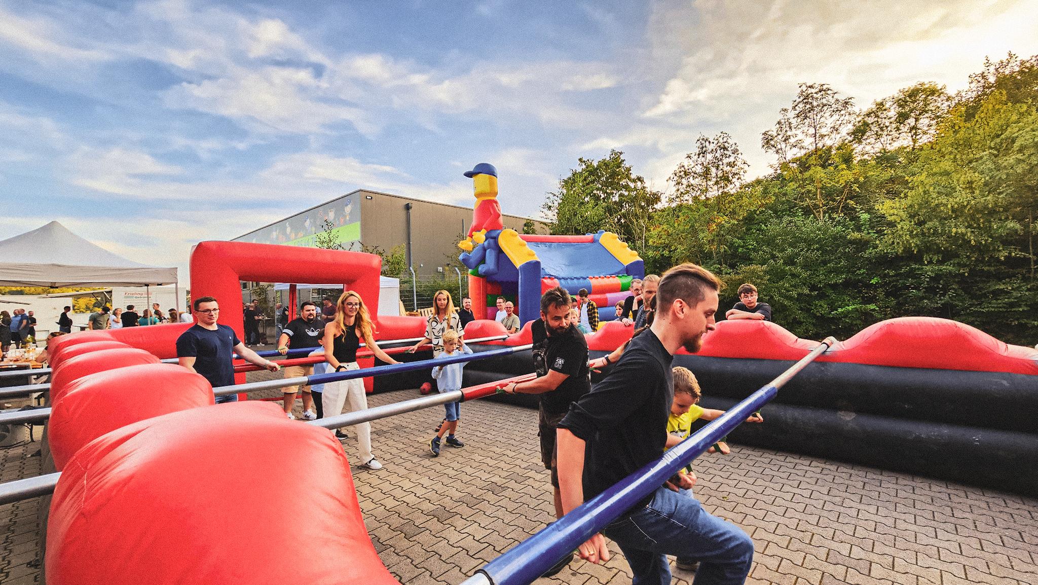 Von Hüpfburg bis Menschenkicker: Ein Fest für die ganze Familie bei der MKW Sommerparty